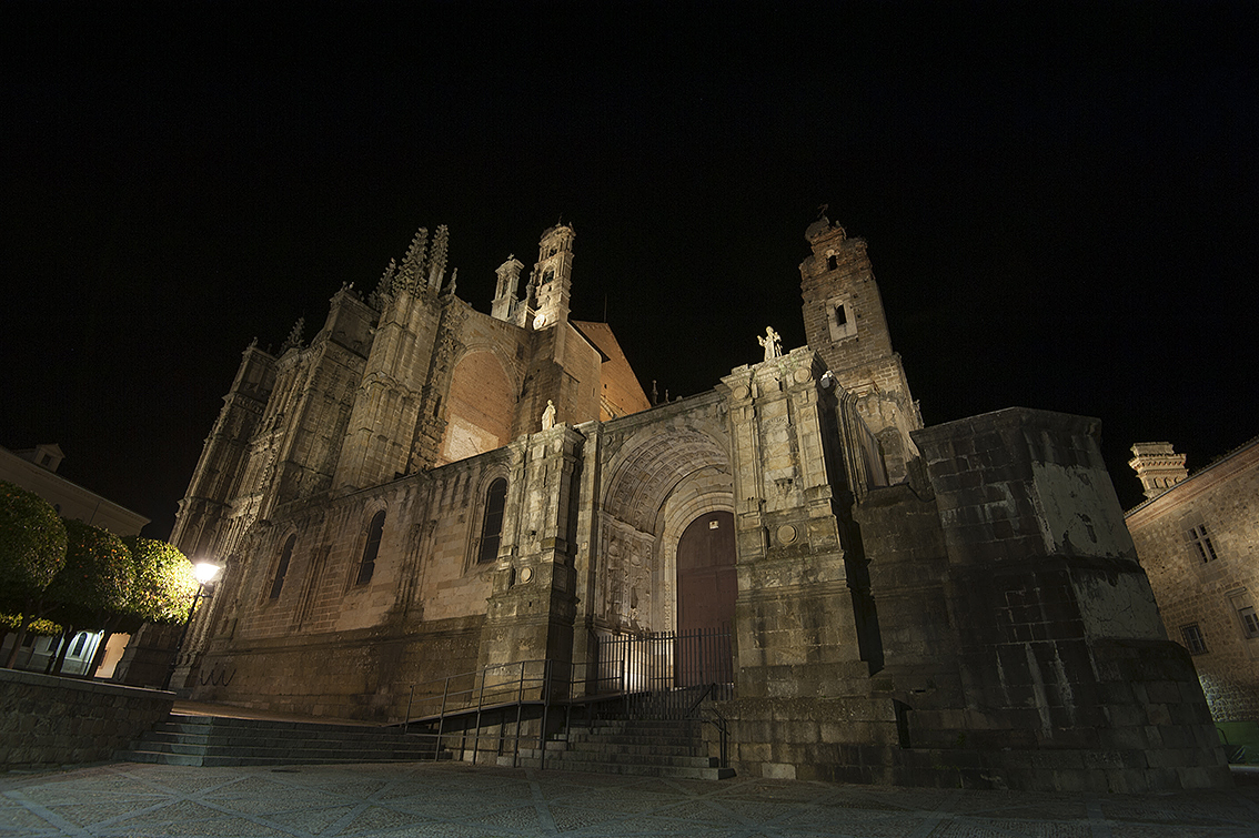 Iluminaci N Ornamental De Las Catedrales De Plasencia Intervento